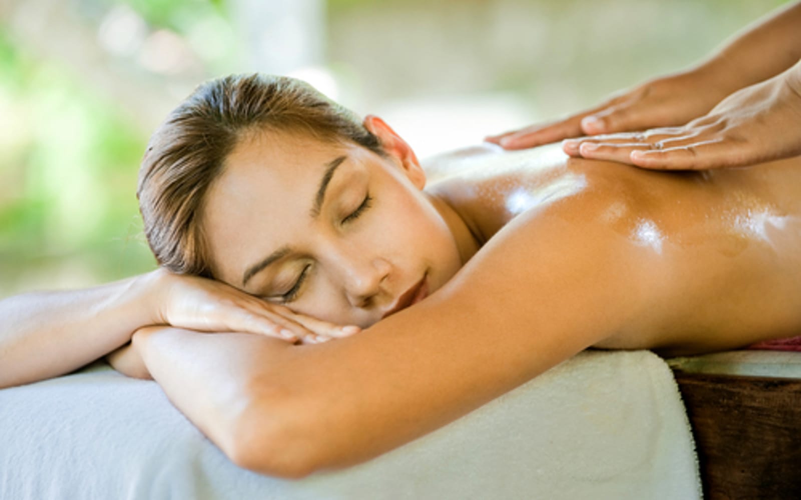 MASSAGE DU VISAGE ET DU CUIR CHEVELU · 45 min